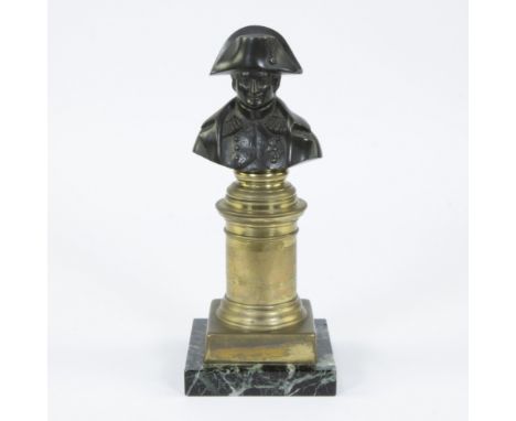 Brown patinated bust of Napoleon on gilded bronze column column opmarble base, 19th centuryBruin gepatineerde buste van Napol