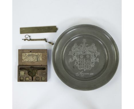 Collection of a Cologne gold scale, small unster, measuring instrument and pewter plate with coat of armsLot varia, goudweegs