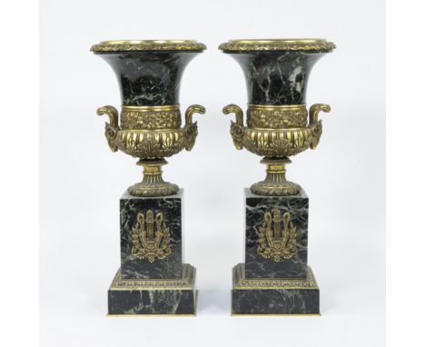 Pair of green-veined marble French Empire urns with gilt bronze fittingsKoppel groen geaderd marmeren Franse Empire urnen met
