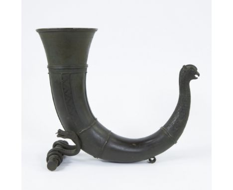 Danish bronze horn cup with snake feet, 19th century copy after 14th century modelDeense bronzen hoornbeker met slangenpoten,