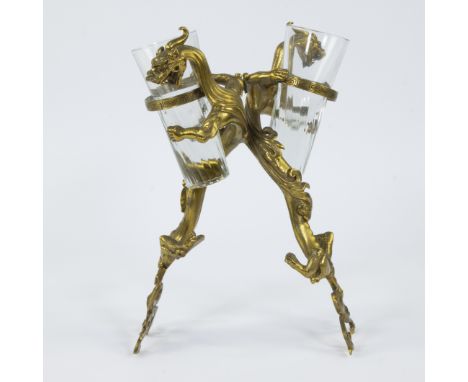 A 'twin' glass holder in gilt bronze in the shape of 2 dragons, circa 1900Een 'twin' glazenhouder in verguld brons in de vorm