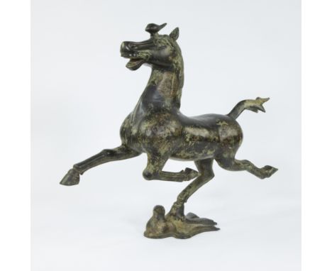 Chinese bronze sculpture representing the Gansu flying horse known as the Flying Horse of the Han DynastyChinees bronzen beel