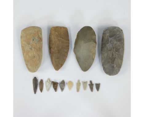 Neolithic tools and spearheads made of flint and natural stoneNeolitische werktuigen en speerpunten uit vuursteen en natuurst