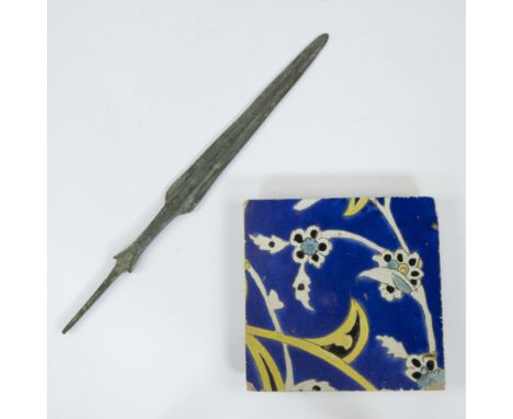 Iranian tile from Isfahan mosque (1967 demolition) and bronze spearhead LorestanIraanse tegel uit de moskee van Isfahan (1967