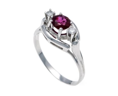 Rubin-Brillant-Ring WG 585/000 mit einem rund fac. Rubin 5,3 mm in guter Farbe und Reinheit, sowie 2 Brillanten, zus. 0,10 ct