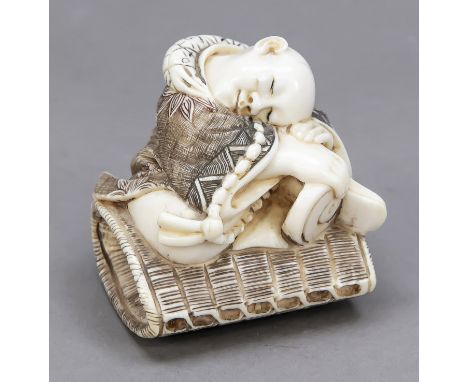 Netsuke, Japan, Ende 19. Jh., Elfenbein. Schlafender Mann auf einem Korb (Reuse?), am Rand in Ritzung signiert, H. 4,5 cm