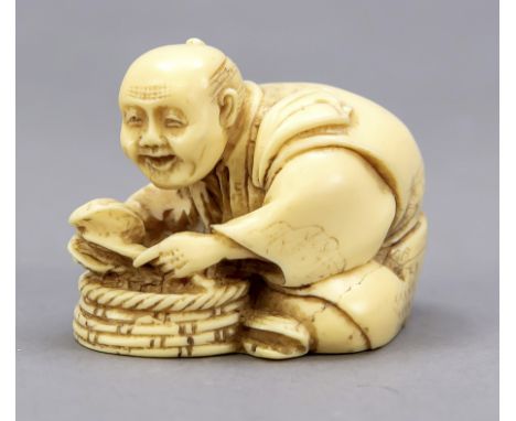 Netsuke, Japan, 19./20. Jh., Masse. Mann beim Muscheln öffnen, H. 3,5 cm