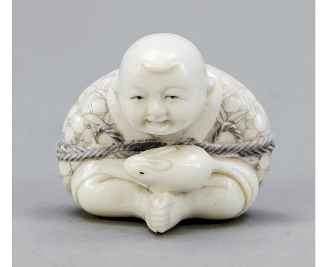 Netsuke, Japan, Ende 19. Jh., Elfenbein. Sitzendes Kind mit gebundenen Armen und Ratte auf dem Schoß. Unten signiert, H. 3,5 