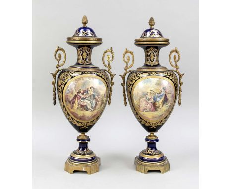Paar Deckelvasen im Sevres Stil, Frankreich, 19./20. Jh. , kobaltblauer Fond, Gold gehöht, Ormolu Bronze Frankreich, 19./20. 