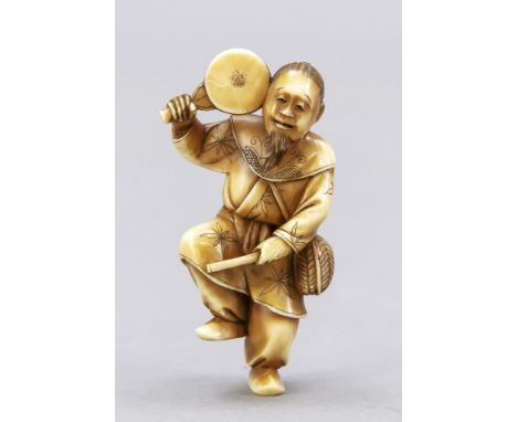 Netsuke, Japan, Ende 19. Jh., tanzender Trommler, am Standbein in rot gefärbter Ritzung signiert, H. 5,5 cm