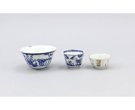 Drei Koppchen, China. 1x rundes Koppchen mit umlaufendem Dekor in Kobalt-Blau mit Felsen, Bambus, Blumen und Vogel, alter Haa