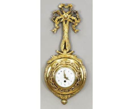 Bronze-Carteluhr feuervergoldet, mit Bändern und Ranken verziert, weißes Emaille Zifferblatt mit arab. Ziffern und vergoldete