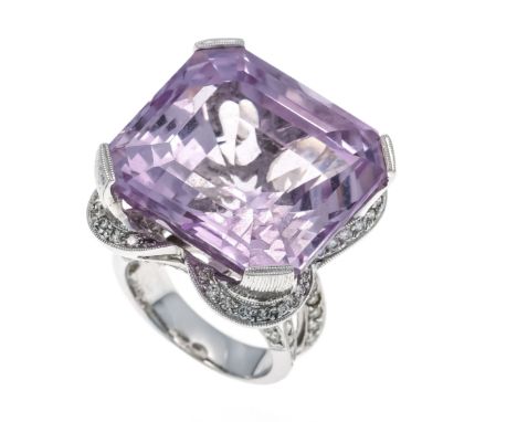 Kunzit-Brillant-Ring WG 750/000 mit einem im quadratischen Treppenschliff fac. Kunzit 22,6 x 21,6 x 15,3 mm in guter Farbe, t