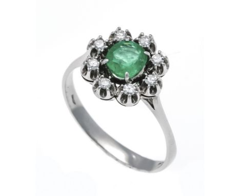 Smaragd-Diamant-Ring WG 750/000 mit einem oval fac. Smaragd 6 x 5,5 mm in sehr guter Farbe und guter Reinheit, sowie 8 Achtka
