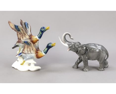 Zwei Porzellanfiguren, 20. Jh., Elefant mit erhobenem Rüssel, Unterweißbach, Thüringen, grau staffiert, L. 26 cm, auffliegend