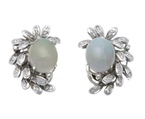 Opal-Diamant-Ohrclips WG 750/000 mit 2 ovalen Opal-Cabochons 12 x 10 mm (1x l. Haarrisse) mit intensivem Farbenspiel und Acht