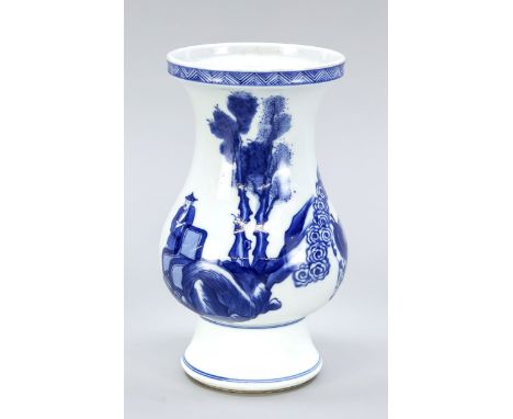 Kangxi Style Vase, China, 19. Jh. Umlaufender kobaltblauer Dekor, der hohe Fußring mit doppelringen abgesetzt. Unter dem Bode