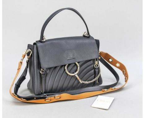 Chloé, Smooth Calfskin Quilted Faye Day Shoulder Bag, schwarzes Kalbsleder, partiell gesteppt, goldfarbene Hardware, kurzer T
