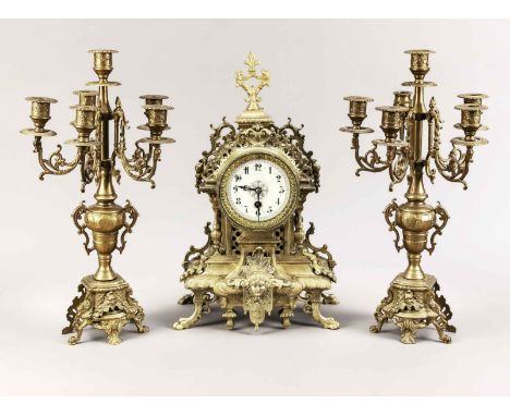 Bronze-Historismus-Pendule, 3-tlg., 2.H. 19.Jh., vergoldet, mit reichhaltiger Verzierung, elfenbeinf. Emaille Zifferblatt mit