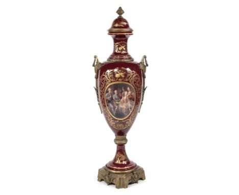 Prunkdeckelvase, im Stil von Sevres des 18. Jahrh., Juwelenporzellan mit ziselierter Bronze, florale Ornamente in Gold Handar