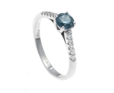 Brillant-Ring WG 585/000 mit einem Brillanten 0,50 ct Fancy-Oceanblue/SI2 und 10 Brillanten, zus. 0,10 ct W/SI, RG 52, 1,6 g
