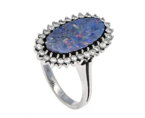 Opal-Diamant-Ring WG 750/000 mit einer ovalen Opal-Triplette 17 x 9 mm und 28 Achtkantdiamanten, zus. 0,50 ct l.get.W-W/SI, R