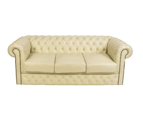 Chesterfield-Sofa, 20. Jh., beiges Leder, abnehmbare Sitzkissen, guter Zustand, 70 x 203 x 100 cm.- Das Möbel kann nicht in u