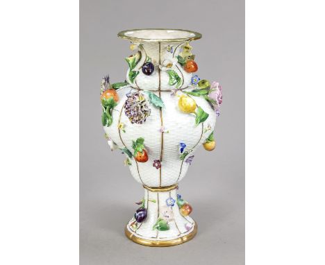 Vase mit Blüten und Früchten, Meissen, Mitte 18. Jh., Entwurf Johann Joachim Kaendler im Jahr 1740, Modellnr. 1913, Wandung m