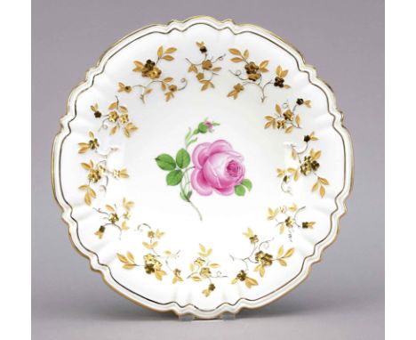 Prunkteller, Meissen, Marke 1924-1934, 1. W., Modellnr. K 228, im Spiegel polychrome Malerei mit roter Rose, umrandet von Blü