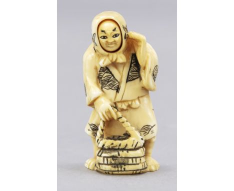 Netsuke, Japan, Ende 19. Jh., Elfenbein. Stehende Frau mit Korb und Kapuze. Transformers-Gesicht/Januskopf (beweglich), H. 5,
