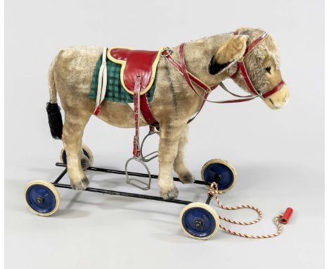 Reitesel von Steiff, Mitte 20. Jh., auf Eisengestell mit Rollen. Mit Sattel, Zaumzeug und Schnur mit Holzgriff zum Ziehen, H.