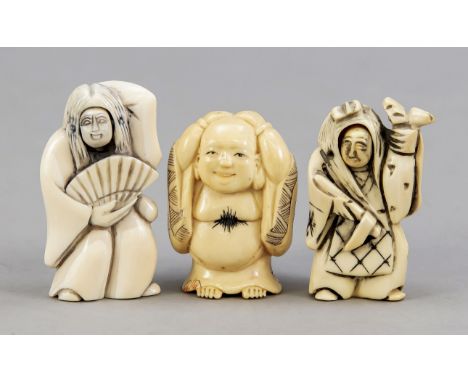 3 Netsuke, Japan, Ende 19. Jh., Elfenbeinschnitzereien mit geschwärzten Ritzdekoren. 1 x mit Wendekopf, 2 von 3 unter dem Bod