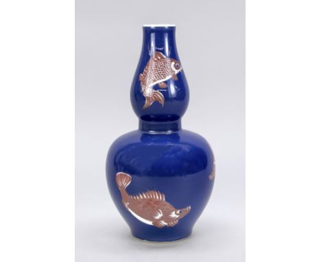 Kalebassenvase/Kürbisvase, China, 19. Jh., kupferrote Karpfen vor pulver-blauem Grund. Unter dem Boden eine 6-Zeichen Kangxi 