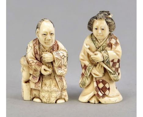 2 Netsuke, Japan, Ende 19. Jh. Elfenbeinschnitzerei mit eingefärbten Ritzdekoren. Beide unter dem Boden in Ritzung signiert, 