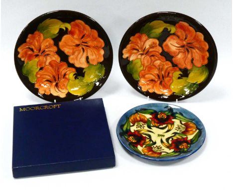 A 1999 Moorcroft Pottery Plate, in the 'Anna Lily' pattern, No 333 of a limited edition of 750, impressed and painted marks, 
