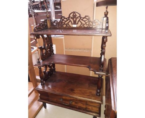 A reproduction mahogany whatnot.Dimensions :Height : approx 107 cmWidth : 70 cmDepth : 39.5 cmCondition : various marks / scr