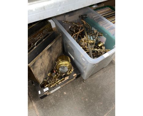 2 boxes of metalware, mainly brassware, including magazine racke, light fittings, trench art etc 