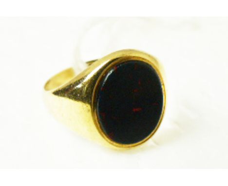 A gents 9ct gold and bloodstone ring, 4g.