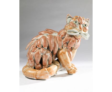 Beate Kuhn, CatBeate Kuhn, (1927-2015)Katze. Porzellan. Aus spitzovalen Hohlformen montierte Katze. Lasierend lachsfarbene Gl