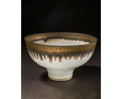 Lucie Rie, Manganeze Rim BowlLucie Rieabout 1980Schale mit Manganrand. Um 1980. Porzellan. Weiße, partiell steingrau und sand