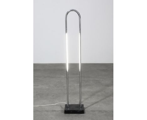 Sculptural Chrome Floor Lamp of the 1960/70sDesign 1960/70sSkulpturale Stehleuchte 1960/70er Jahre. Schwarz lackiertes Metall