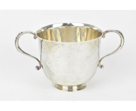 An Edwardian silver porringer by William Comyns, with Britannia hallmark and date letter M for 1907, London, the cup with eng