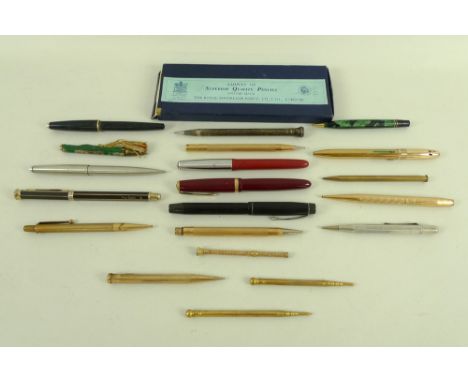 A group of vintage pens and pencils comprising four fountain pens, including a De La Rue pen and a Parker each with 14ct gold