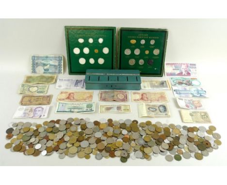 A collection of UK and World coins, eighteen vintage bank notes, and a metal money tin. (q)