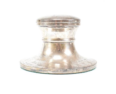 A 1980s hallmarked silver weighted ink well. The ink well having a circular base tapering to a hinged lid with gilded interio