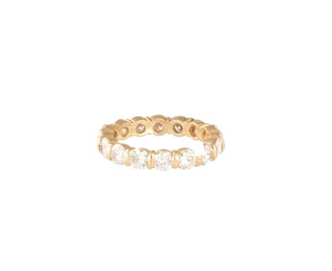 A DIAMOND ETERNITY RINGThe continuous row of round brilliant-cut diamonds interspersed by gold claw-links, mounted in 18K gol