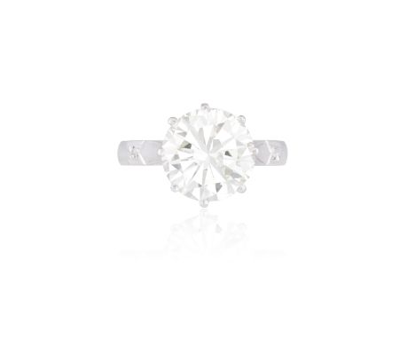 A DIAMOND SINGLE-STONE RINGThe round brilliant-cut diamond weighing approximately 2.90cts, within an eight-claw setting to a 