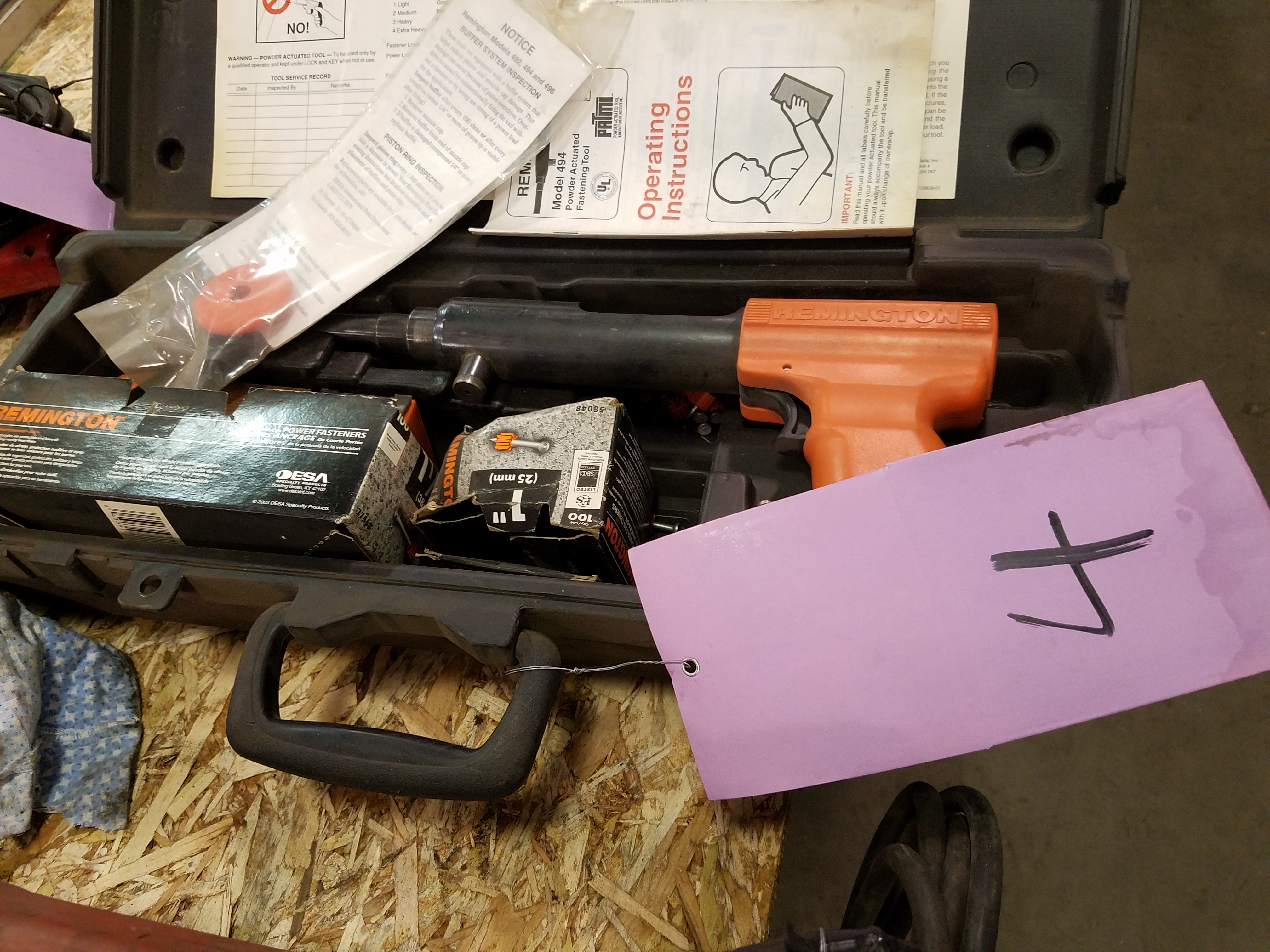 REMINGTON CONCRETE NAIL GUN W/ NAILS & FIRING PINS