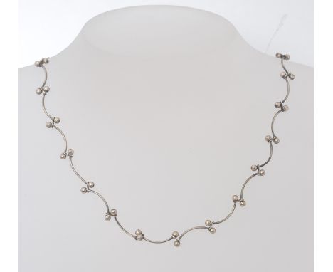 A pretty silver ladies shaped necklace with bow spacers and ball finials. Total weight 9g
FREE UK POSTAGE ON ALL LOTS INCLUDI