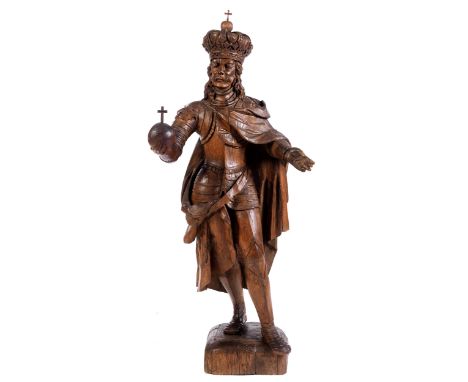 Carolus MagnusHöhe: 148 cm.Anfang 18. Jahrhundert.Imposante, holzgeschnitzte Figur des Königs des Fränkischen Reiches in triu